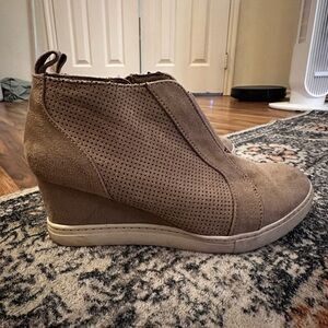 Women's Tan Wedge Ankle Sneakers